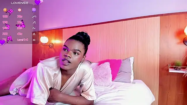 Snapshot of CamiEstrada chatting on 7, 2, 2025 CamiEstrada online show from 7, 2, 2025