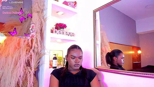 Snapshot of CamiEstrada chatting on 13, 2, 2025 CamiEstrada online show from 13, 2, 2025