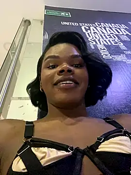 Snapshot of CamiEstrada chatting on 26, 9, 2025 CamiEstrada online show from 26, 9, 2025