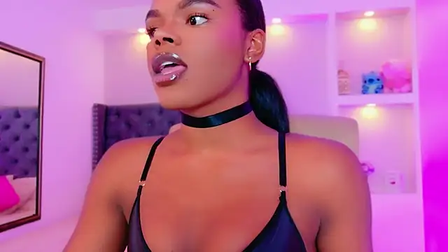 Snapshot of CamiEstrada chatting on 29, 9, 2025 CamiEstrada online show from 29, 9, 2025