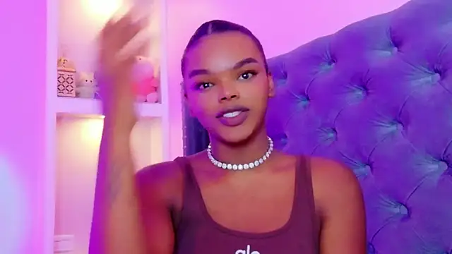 Snapshot of CamiEstrada chatting on 19, 10, 2025 CamiEstrada online show from 19, 10, 2025