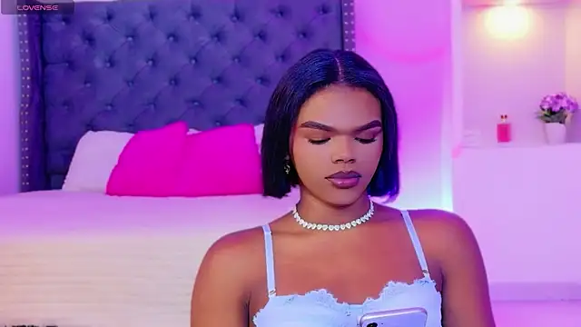 Snapshot of CamiEstrada chatting on 2, 11, 2025 CamiEstrada online show from 2, 11, 2025