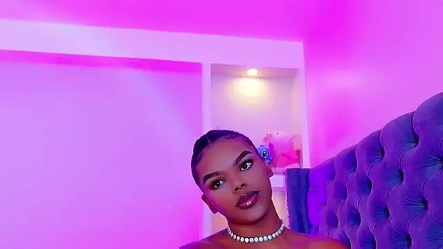 Snapshot of CamiEstrada chatting on 20, 11, 2025 CamiEstrada online show from 20, 11, 2025