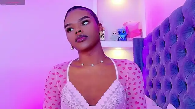 Snapshot of CamiEstrada chatting on 21, 11, 2025 CamiEstrada online show from 21, 11, 2025