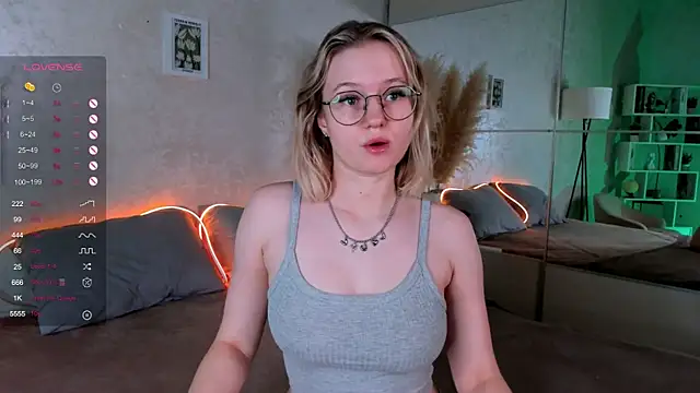 Snapshot of MaydaFoulk chatting on 1, 2, 2025 MaydaFoulk online show from 1, 2, 2025