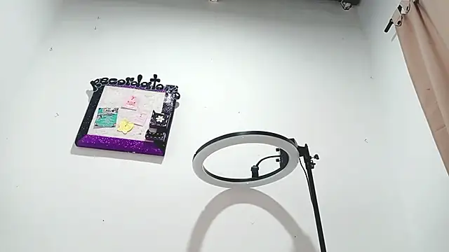 PetiteIvoryQueen19 online show from 5, 3, 2025