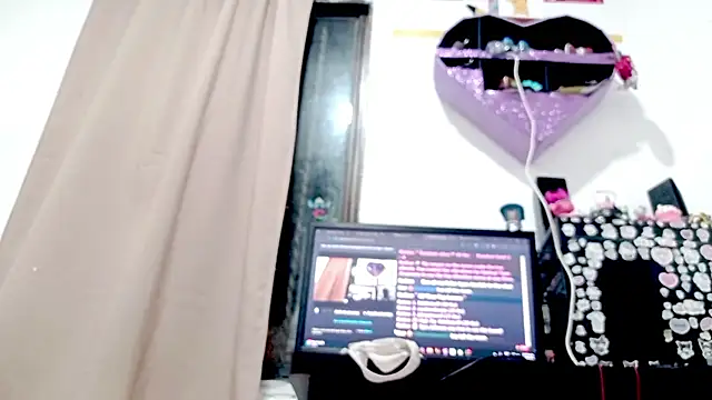 PetiteIvoryQueen19 online show from 12, 9, 2025