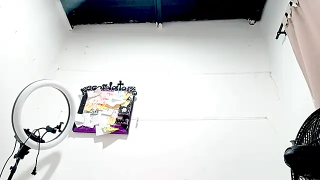 PetiteIvoryQueen19 online show from 13, 9, 2025