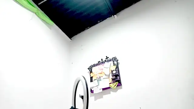 PetiteIvoryQueen19 online show from 21, 10, 2025