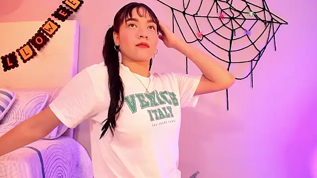 Snapshot of Maia_W10 chatting on 30, 10, 2025 Maia W10 online show from 30, 10, 2025