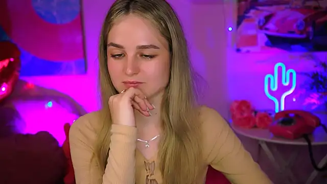 Snapshot of DeboraLarson chatting on 11, 3, 2025 DeboraLarson online show from 11, 3, 2025