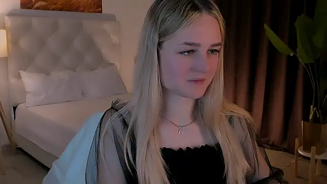 Snapshot of DeboraLarson chatting on 15, 10, 2025 DeboraLarson online show from 15, 10, 2025