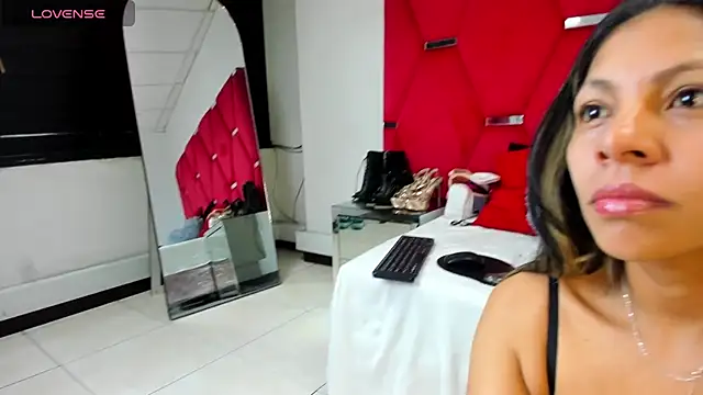 Snapshot of AmiraDulcee chatting on 27, 10, 2025 AmiraDulcee online show from 27, 10, 2025