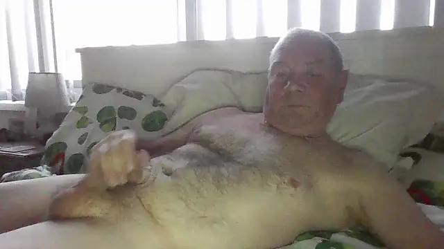 Snapshot of gibbo62 chatting on 16, 12, 2025 gibbo62 online show from 16, 12, 2025