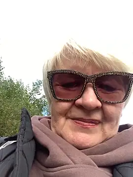 Snapshot of Laura_Millf chatting on 3, 10, 2025 Laura Millf online show from 3, 10, 2025