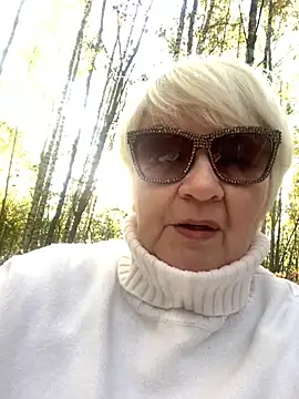 Snapshot of Laura_Millf chatting on 9, 10, 2025 Laura Millf online show from 9, 10, 2025