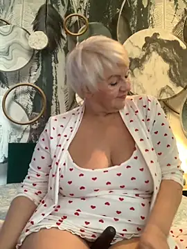 Snapshot of Laura_Millf chatting on 28, 10, 2025 Laura Millf online show from 28, 10, 2025