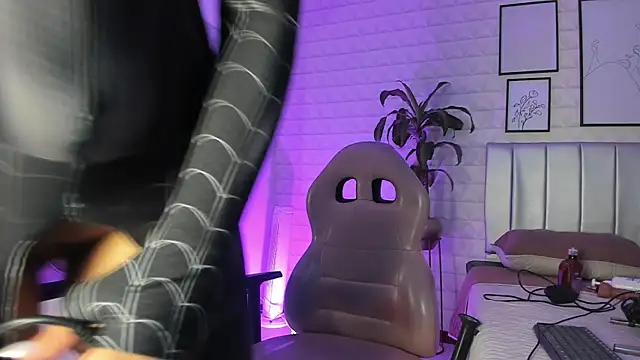 Snapshot of Lizzie-Evans chatting on 28, 9, 2025 Lizzie-Evans online show from 28, 9, 2025