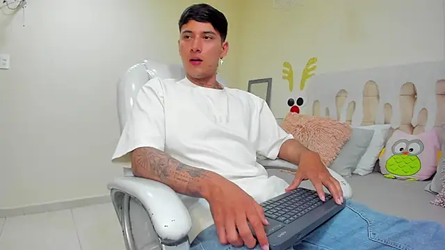 Snapshot of Damian23__ chatting on 2, 1, 2025 Damian23 online show from 2, 1, 2025