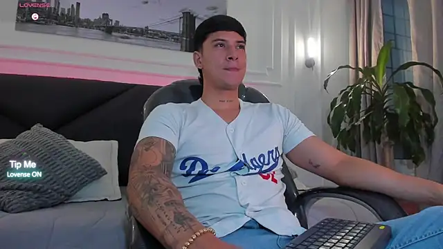 Snapshot of Damian23__ chatting on 8, 4, 2026 Damian23 online show from 8, 4, 2026