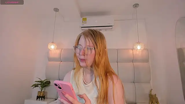 Snapshot of Alexa_Handler chatting on 19, 10, 2025 Alexa Handler online show from 19, 10, 2025