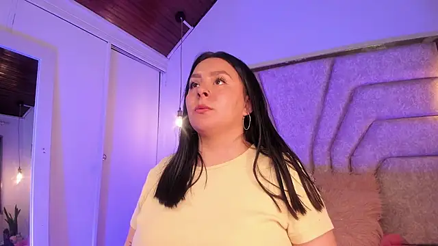 Snapshot of EmaJames25 chatting on 21, 11, 2025 EmaJames25 online show from 21, 11, 2025