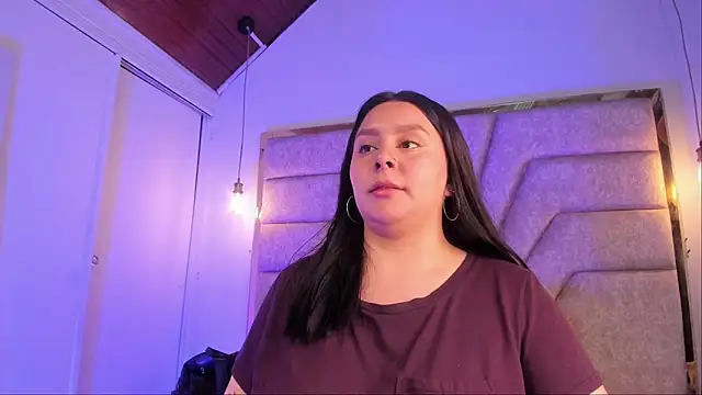 Snapshot of EmaJames25 chatting on 28, 11, 2025 EmaJames25 online show from 28, 11, 2025