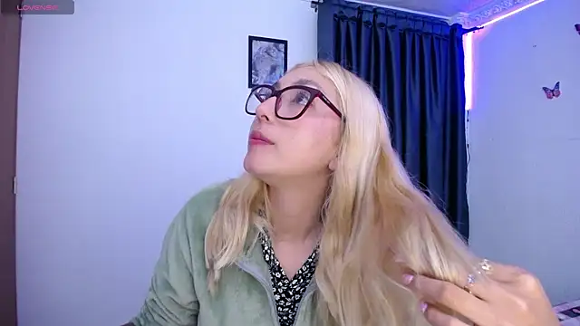 Snapshot of Soffy-brooks chatting on 24, 4, 2026 Soffy-brooks online show from 24, 4, 2026