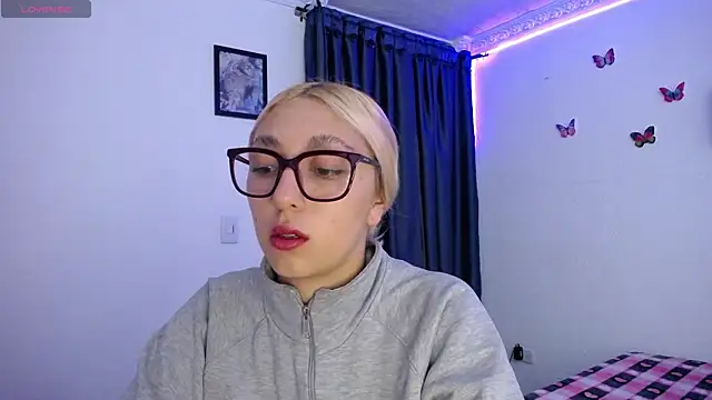 Snapshot of Soffy-brooks chatting on 28, 4, 2026 Soffy-brooks online show from 28, 4, 2026