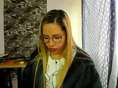 Snapshot of MISSLAUR4 chatting on 4, 1, 2025 MISSLAUR4 online show from 4, 1, 2025