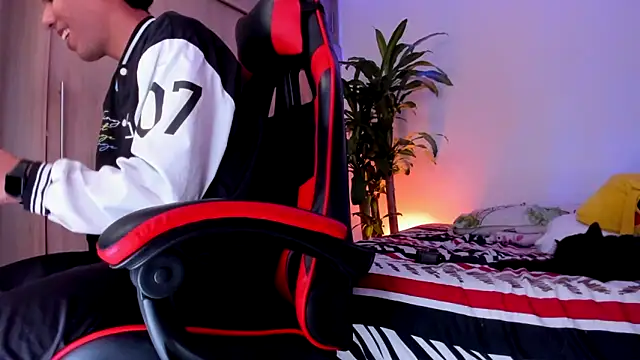 Snapshot of aldrinwhite chatting on 15, 4, 2026 aldrinwhite online show from 15, 4, 2026