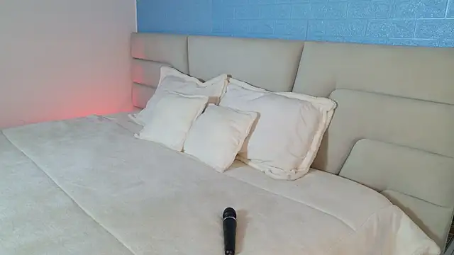 Zoe Benson online show from 25, 9, 2025