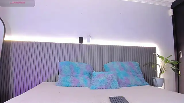 Snapshot of valentina_lux chatting on 22, 12, 2025 valentina lux online show from 22, 12, 2025