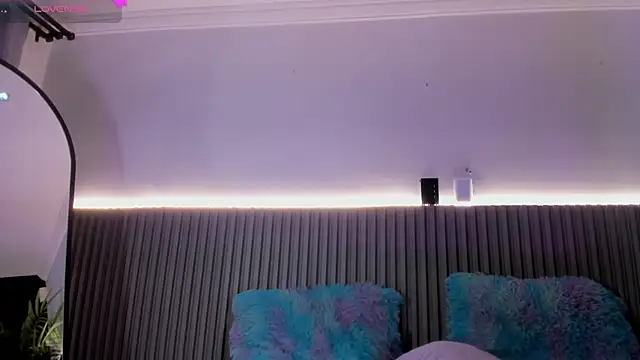 Snapshot of valentina_lux chatting on 9, 2, 2026 valentina lux online show from 9, 2, 2026