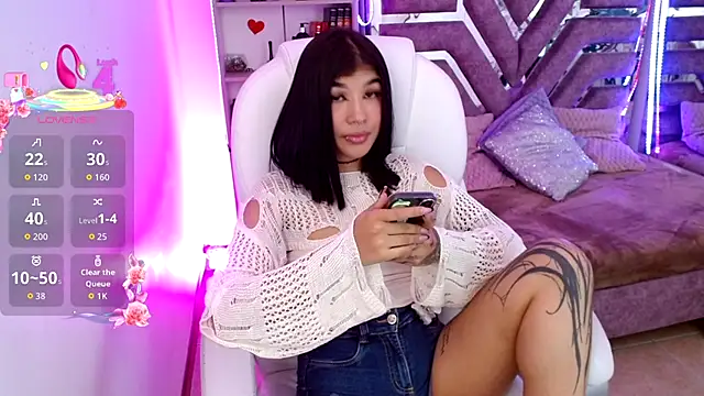 AliceWalker 11 online show from 4, 12, 2025