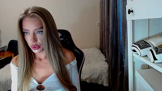 Snapshot of lonely_dreamm chatting on 12, 12, 2024 lonely dreamm online show from 12, 12, 2024