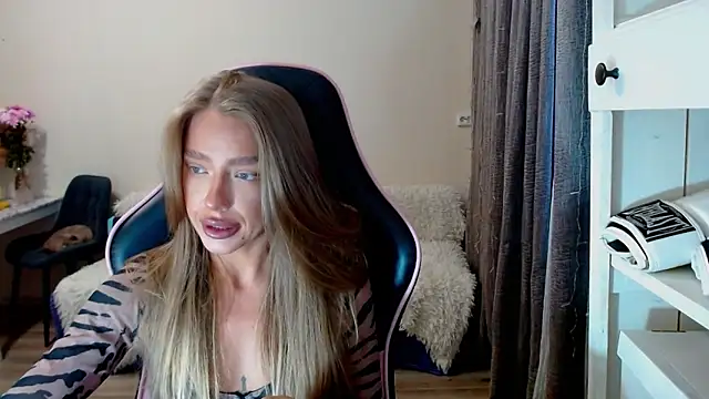 Snapshot of lonely_dreamm chatting on 15, 12, 2024 lonely dreamm online show from 15, 12, 2024