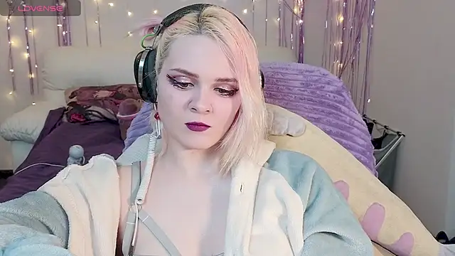 One Moment  online show from 31, 1, 2025