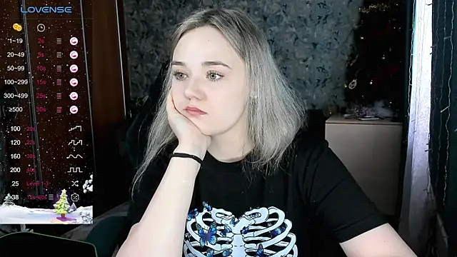 Snapshot of Your_small_bunny chatting on 8, 1, 2025 Your small bunny online show from 8, 1, 2025