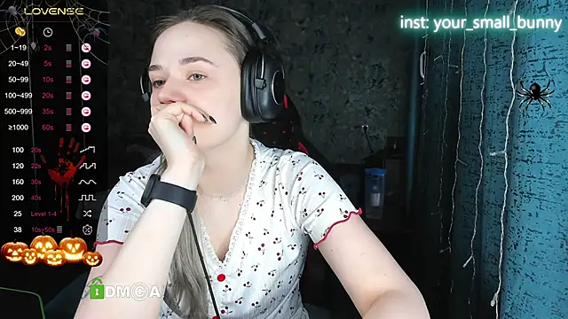 Snapshot of Your_small_bunny chatting on 20, 10, 2025 Your small bunny online show from 20, 10, 2025