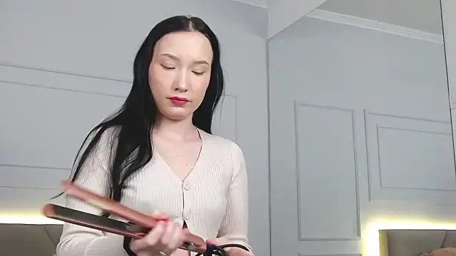 LeilaLow online show from 5, 1, 2025