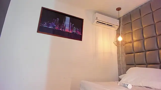 Snapshot of mile_uribe chatting on 10, 9, 2025 mile uribe online show from 10, 9, 2025