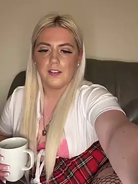 Snapshot of Blondiee3088 chatting on 4, 12, 2024 Blondiee3088 online show from 4, 12, 2024