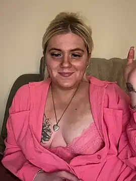 Snapshot of Blondiee3088 chatting on 8, 1, 2025 Blondiee3088 online show from 8, 1, 2025