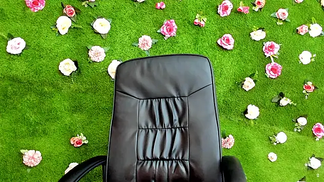 Huge Titties  online show from 17, 3, 2025