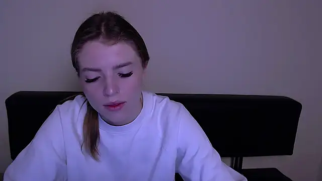 Snapshot of MissOliviaa_ chatting on 5, 3, 2025 MissOliviaa online show from 5, 3, 2025