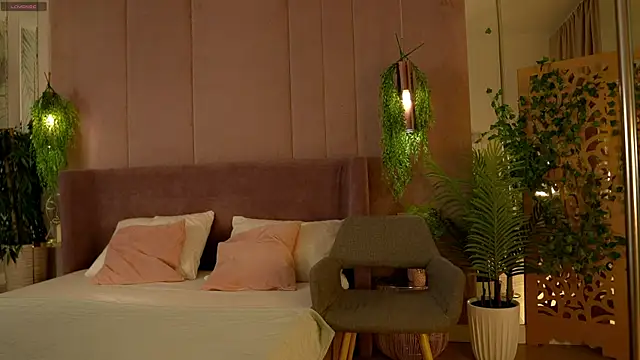 Smiley Mia online show from 8, 11, 2025