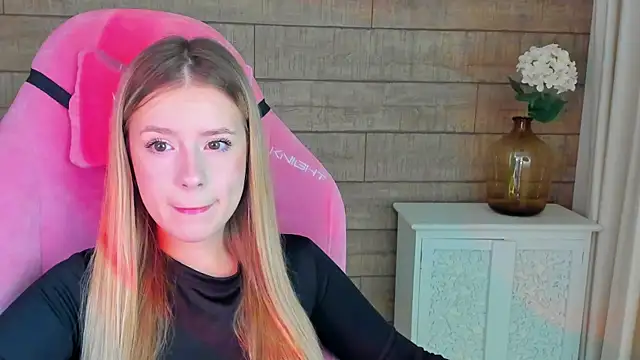 Snapshot of MilanaBalmain chatting on 28, 9, 2025 MilanaBalmain online show from 28, 9, 2025