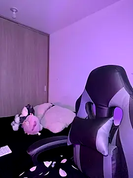 Crystal Dluna online show from 12, 11, 2025