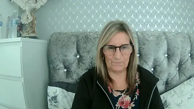 Snapshot of Additive_Mature_Linda chatting on 17, 9, 2025 Additive Mature Linda online show from 17, 9, 2025